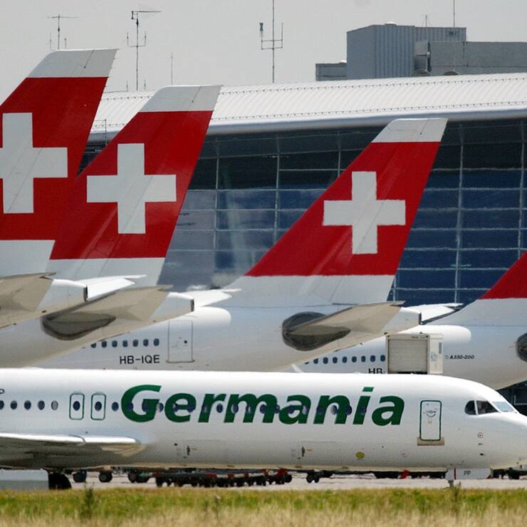 Eine Germania Maschine rollt am Sonntag, 6. Juli 2003, am Flughafen Zuerich Kloten an Swiss Flugzeugen vorbei.  (KEYSTONE/Steffen Schmidt)