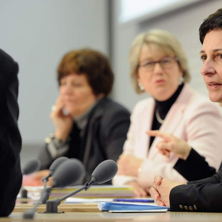Von rechts: Monica Duca Widmer, Grossrätin CVP/TI, Corina Eichenberger, Nationalrätin FDP/AG und Ida Glanzmann-Hunkeler, Nationalrätin CVP/LU aeussern sich im Namen eines Komitees "Frauen gegen die Waffeninitiative" gegen ein JA zur Volksinitiative "Fuer den Schutz vor Waffengewalt", am Freitag, 28. Januar 2011, in Bern. Diese Initiative kommt am 13. Februar 2011 zur Abstimmung. (KEYSTONE/Lukas Lehmann)..
