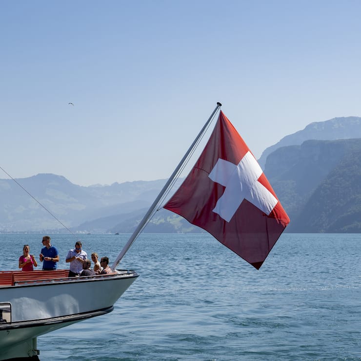 Das Dampfschiff DS Unterwalden mit Schweizerfahne legt an der Schiffstation von Beckenried im Kanton Nidwalden an, auf dem Vierwaldstaettersee, am Sonntag, 11. August 2024. (KEYSTONE/Urs Flueeler).