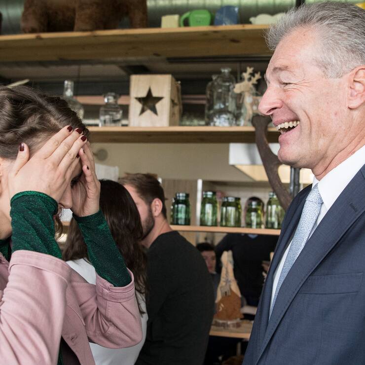 Flavia Kleiner, Co-Praesidentin Operation Libero, links, und Heinz Karrer, Praesident Economiesuisse, vom Nein-Buendnis zur Selbstbestimmungsinitiative unterhalten sich, am Sonntag, 25. November 2018, in Bern. (KEYSTONE/Peter Schneider).