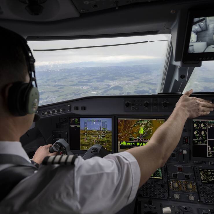 SCHWEIZ LUFTFAHRT HELVETIC AIRWAYS PILOT