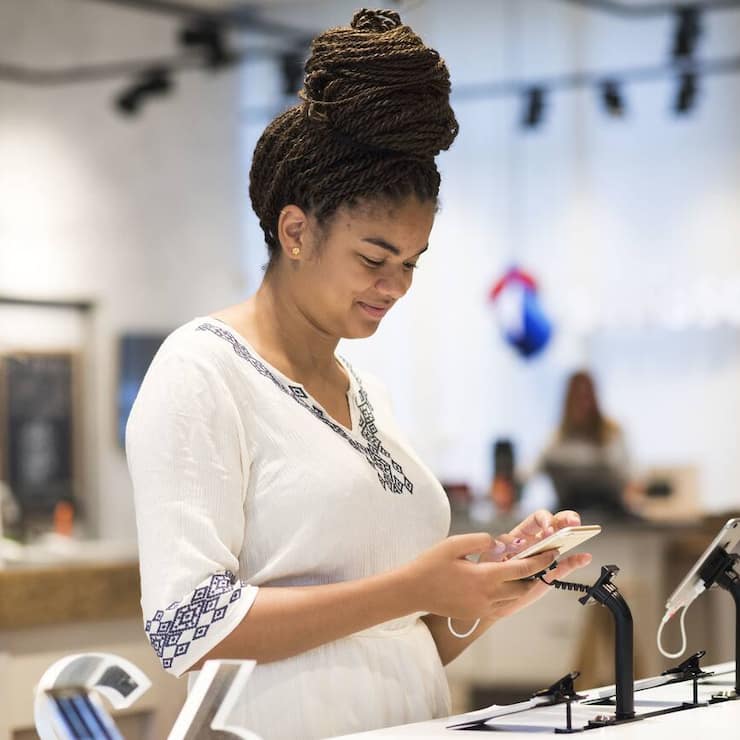 Eine Kundin in einem Swisscomshop am 2. Juli 2015 (Symbolbild)