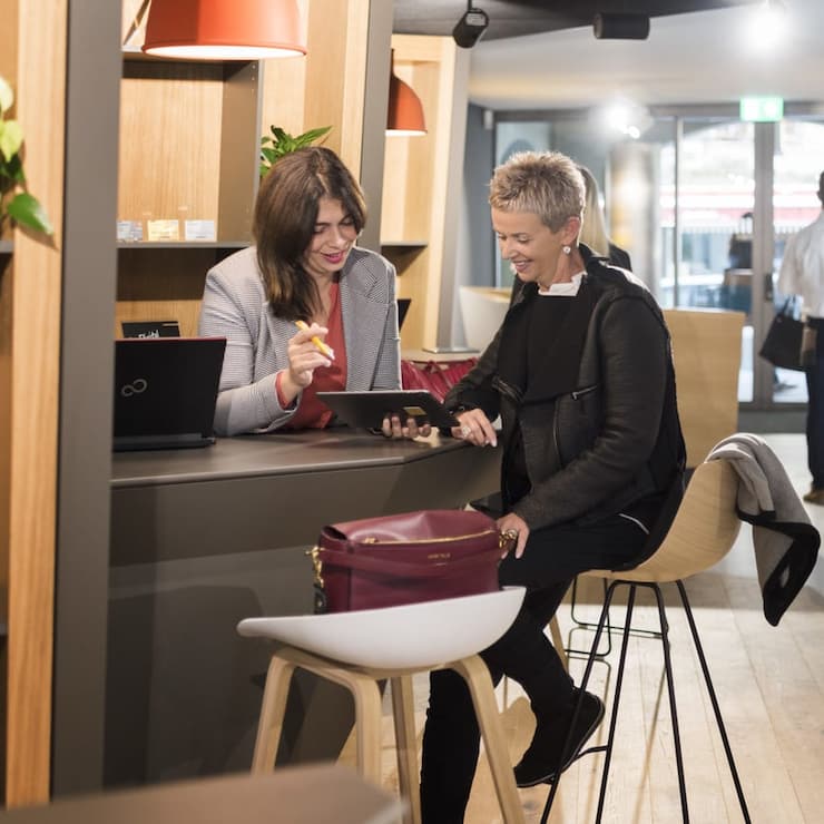 Bankberatung bei einer Filiale der PostFinance (gestellte Szene)