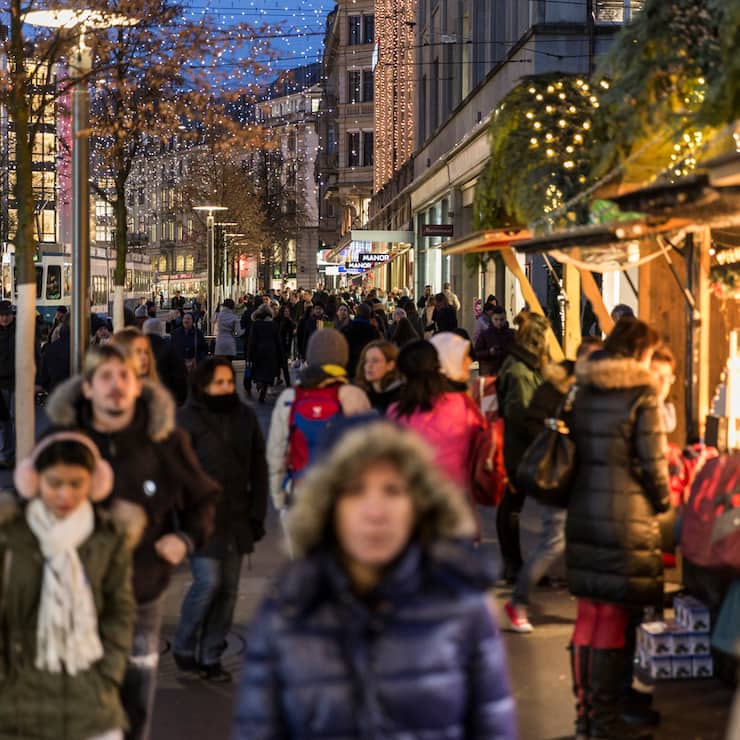ZUERICH, 16.12.2016 - Blick auf die Bahnhofstrasse mit Weihnachtsbeleuchtung. (KEYSTONE/Pascal Mora)