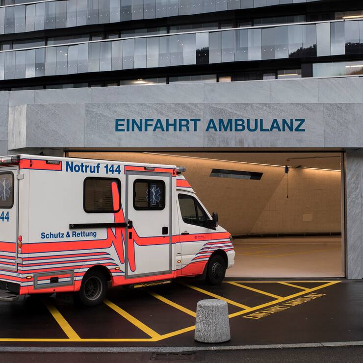 Ein Fahrzeug der Schutz und Rettung faehrt in die Einfahrt der Ambulanz im Stadtspital Triemli Zuerich, am Mittwoch 29. November 2017. (KEYSTONE/Ennio Leanza)