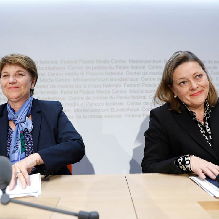Die beiden nominierten CVP-Bundesratskandidatinnen Viola Amherd, links, und Heidi Zgraggen, rechts, am Ende einer Medienkonferenz, am Freitag, 16. November 2018 in Bern. (KEYSTONE/Peter Klaunzer)