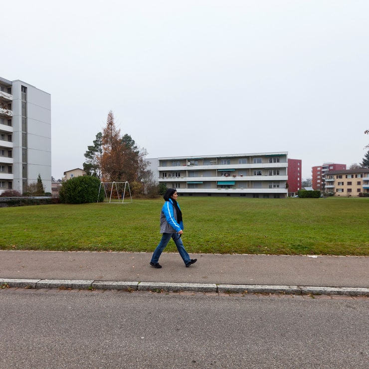 Eine Verbrauchsdatenerfasserin ist am 23. November 2011 in Dietikon unterwegs. (KEYSTONE/Gaetan Bally)