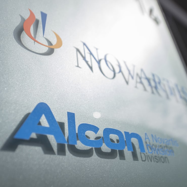 Das Logo von Alcon am Hauptsitz in Hueneberg, am Mittwoch, 4. Juli 2018. Novartis will seine Augenheilkunde-Sparte Alcon abspalten und an die Börse bringen. Die Arzneimittel von Alcon bleiben indes weiter bei Novartis. (KEYSTONE/Urs Flueeler)