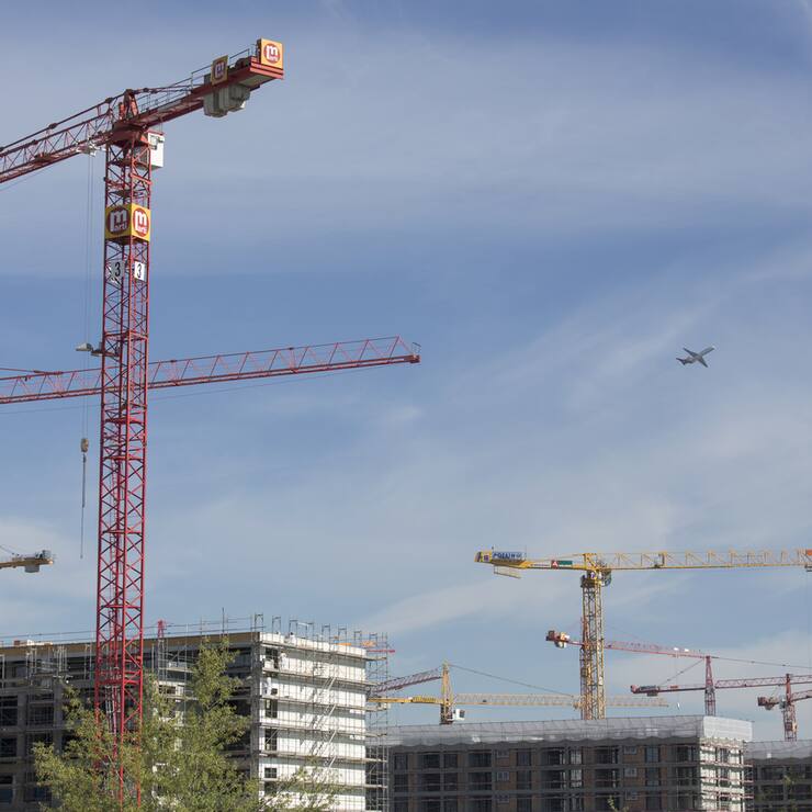 The large construction site "Glattpark" in Opfikon, Zurich, Switzerland, pictured with an aeroplane in the sky, on April 11, 2014. (KEYSTONE/Gaetan Bally)
