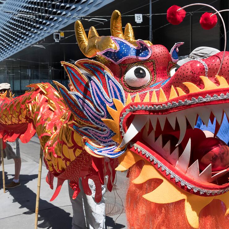Chinesischer Drache: Aktivisten der Greenpeace Regionalgruppe Basel und von MultiWatch Basel machen demonstrieren gegen die Syngenta-Übernahme durch ChemChina.
