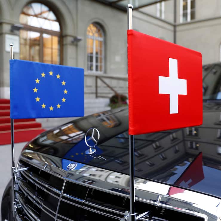 A limousine with the flags of the European Union and Switzerland waits in front of the Bernerhof, during the official visit of European Commission President Jean-Claude Juncker in Bern, Switzerland, Thursday, November 23, 2017. (KEYSTONE/Peter Klaunzer)