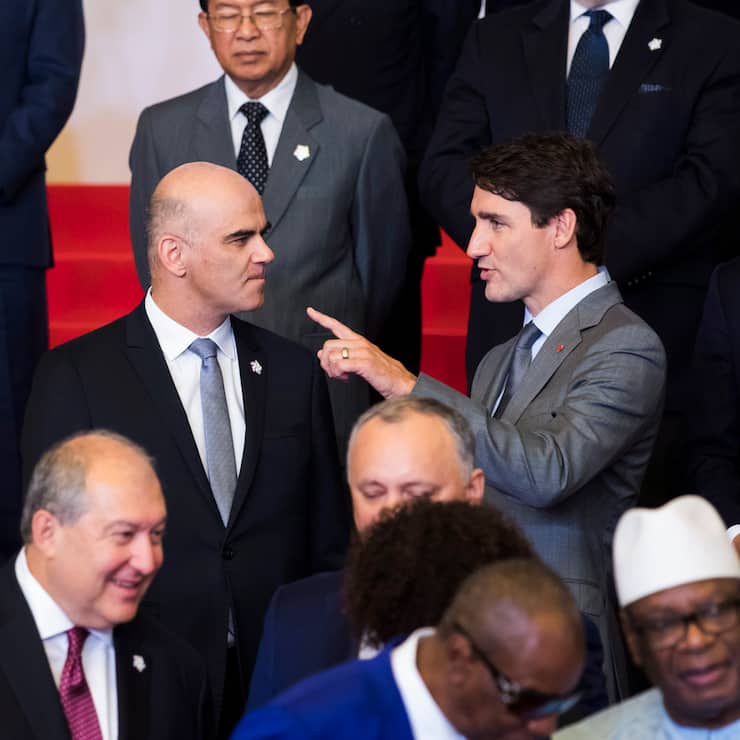 Swiss Federal President Alain Berset, left, and Canada's Prime Minister Justin Trudeau discuss after posing for a group picture during the Francophonie Summit 2018 in Yerevan, Armenia, Thursday, October 11, 2018. (KEYSTONE/Peter Klaunzer)