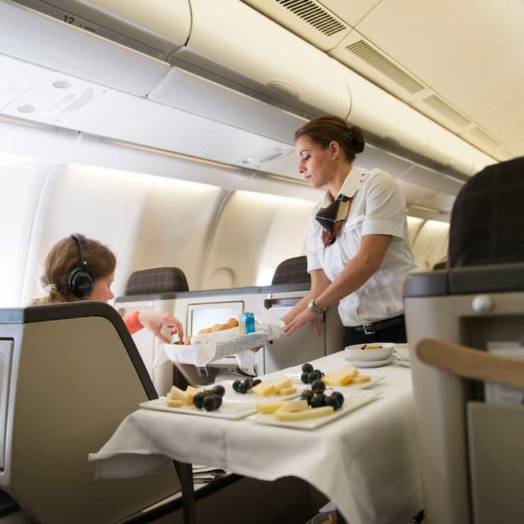A flight attendant attends to the passengers of the Business Class, pictured on April 29, 2013 in an aircraft of Swiss. Swiss, short for Swiss International Air Lines, flies from Zurich to Chicago and back. (KEYSTONE/Christian Beutler)Eine Flugbegleiterin bedient die Passagiere der Business Class, aufgenommen am 29. April 2013 in einem Flugzeug der Swiss. Die Schweizer Fluggesellschaft Swiss fliegt von Zuerich nach Chicago und zurueck. (KEYSTONE/Christian Beutler)