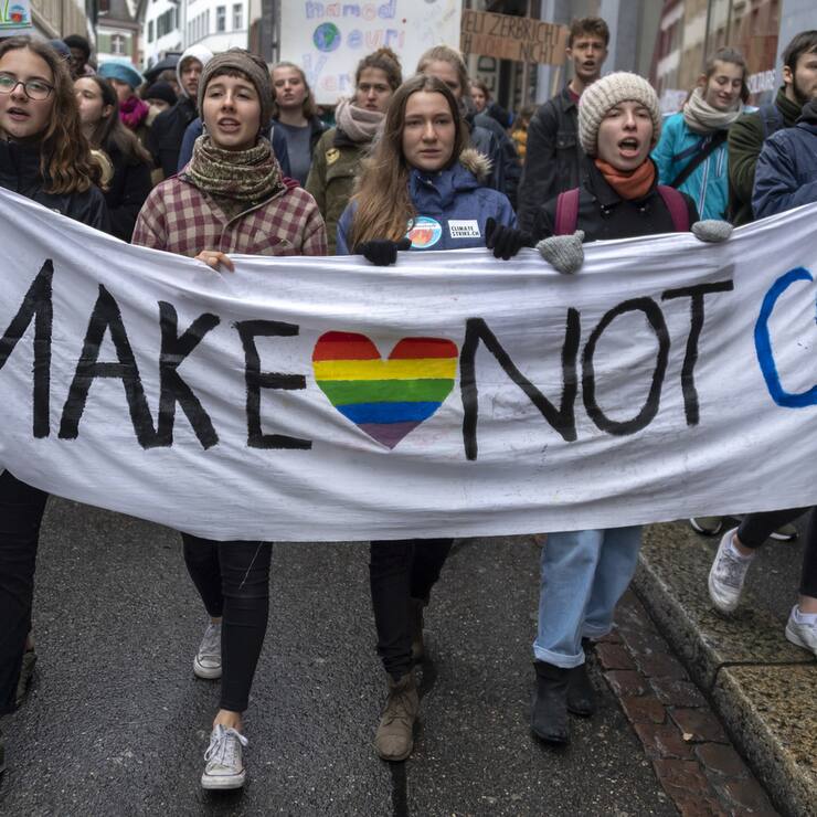 Demonstranten protestieren im Zuge der Bewegung Klimastreik gegen den Klimawandel und die globale Klimapolitik in Basel, am Freitag, 1. Maerz 2019. (KEYSTONE/Georgios Kefalas)