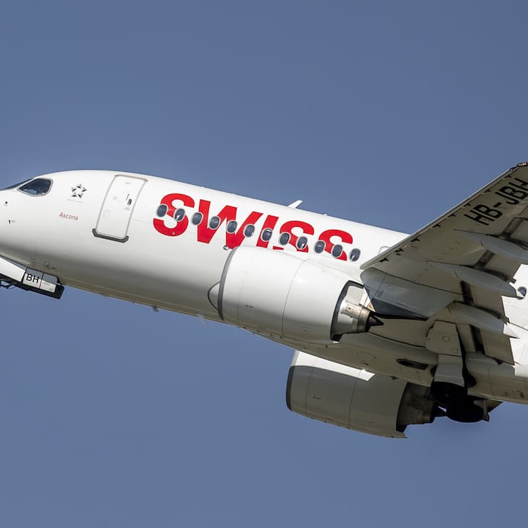 Ein Airbus A220-100 der Swiss startet auf Piste 28 am Flughafen Zuerich am Montag, den 17. September 2018 in Kloten .(KEYSTONE/Christian Merz).