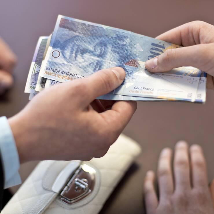 [POSED PICTURE] Bank customers at the counter of Raiffeisen Bank in Kuessnacht a. R., Switzerland, pictured on June 26, 2012. (KEYSTONE/Martin Ruetschi) [GESTELLTE AUFNAHME/SYMBOLBILD] Bankkunden am Schalter bei Raiffeisen in Kuessnacht a. R., aufgenommen am 26. Juni 2012. (KEYSTONE/Martin Ruetschi)