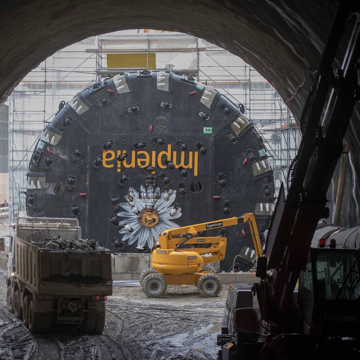 Die Tunnelbohrmaschiene wird zur Zeit zusammengebaut anlaesslich eines Medienrundganges auf der Baustelle des Boezbergtunnel Neubau bei Schinznach-Dorf im Kanton Aargau am Mittwoch 22. Februar 2017. (KEYSTONE/Urs Flueeler)