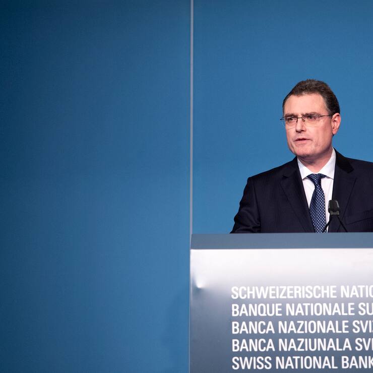 Thomas Jordan, Praesident des Direktoriums der Schweizerischen Nationalbank SNB, spricht am Jahresend-Mediengespraech der SNB, am Donnerstag, 13. Dezember 2018, in Bern.  Die Schweizerische Nationalbank belaesst ihre Geldpolitik unveraendert expansiv. Der Zins auf Sichteinlagen bei der Nationalbank betraegt weiterhin -0,75% und das Zielband fuer den Dreimonats-Libor liegt unveraendert zwischen -1,25% und -0,25%. Die Nationalbank bleibt bei Bedarf am Devisenmarkt aktiv. (KEYSTONE/Anthony Anex)
