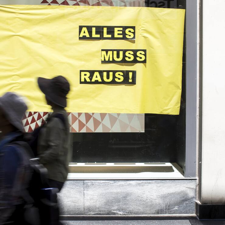 Personen vor einem Schaufenster mit der Aufschrift "alles muss raus" in der Altstadt Luzern, fotografiert am Dienstag, 26. Juni 2018. Der Detailhandel in der Stadt Luzern leidet. Viele Traditionsgeschaefte und Firmen haben in den letzten Monaten ihren Betrieb geschlossen oder die Stadt Luzern verlassen...(KEYSTONE/Alexandra Wey)