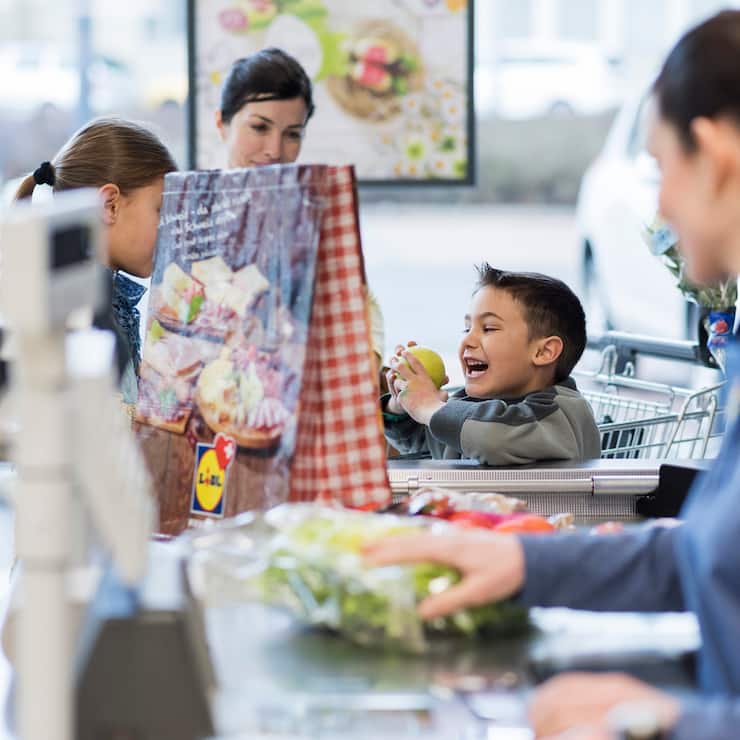 [Editor's Note: staged photo/dated staff uniform] Customers at a checkout in a branch of supermarket chain Lidl Schweiz in Amriswil in the Canton of Thurgau, Switzerland, pictured on March 28, 2014. (KEYSTONE/Christian Beutler)[Editor's Note: gestellte Aufnahme/veraltete Mitarbeiteruniform] Kunden bezahlen ihre Einkaeufe an der Kasse, in einer Filiale von Lidl Schweiz in Amriswil am 15. Februar 2016. (KEYSTONE/Christian Beutler)