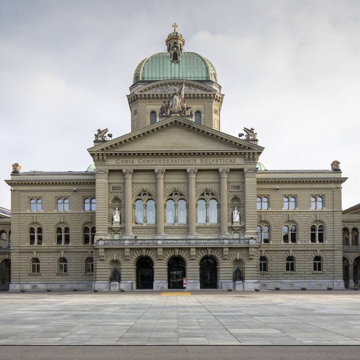 Das Bundeshaus und der menschenleere Bundesplatz, am Samstag, 21. Maerz 2020 in Bern. (KEYSTONE/Peter Klaunzer)