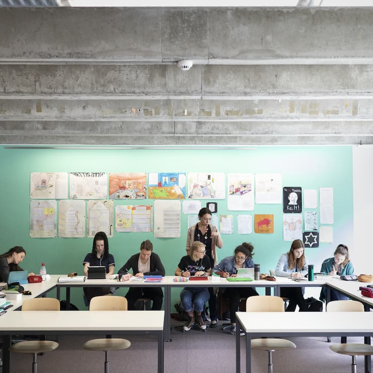 Eine Klasse in einem Klassenzimmer während einer Französischlektion.