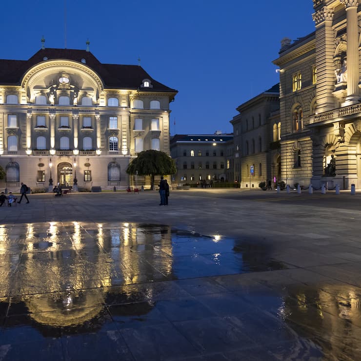 Die Schweizerische Nationalbank, links, und das Bundeshaus, rechts, am Montag, 25. September 2023, in Bern. (KEYSTONE/Peter Klaunzer)