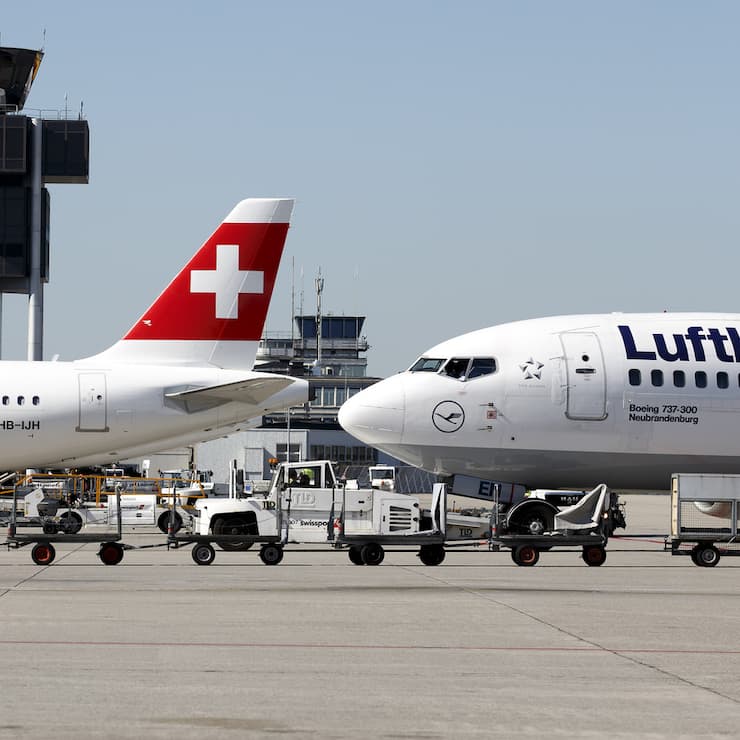 An aircraft (Boeing 737-300 D-ABEN) of the Lufthansa is push back next to an aircraft (Airbus A320 HB-IJH) of the Swiss International Air Lines at the Geneva Airport, in Geneva, Switzerland, Wednesday, August 24, 2016. The Swiss airline company evaluates its presence at the airport of Geneva, where its profitability targets have yet been achieved. A decision should fall in the next two to three years. (KEYSTONE/Salvatore Di Nolfi)