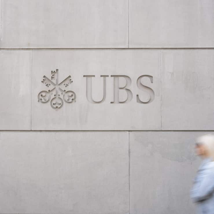 Eine Frau laeuft am Logo der UBS vorbei an der Bahnhofstrasse, am Dienstag, 27. Mai 2025 in Zuerich. (KEYSTONE/Til Buergy).