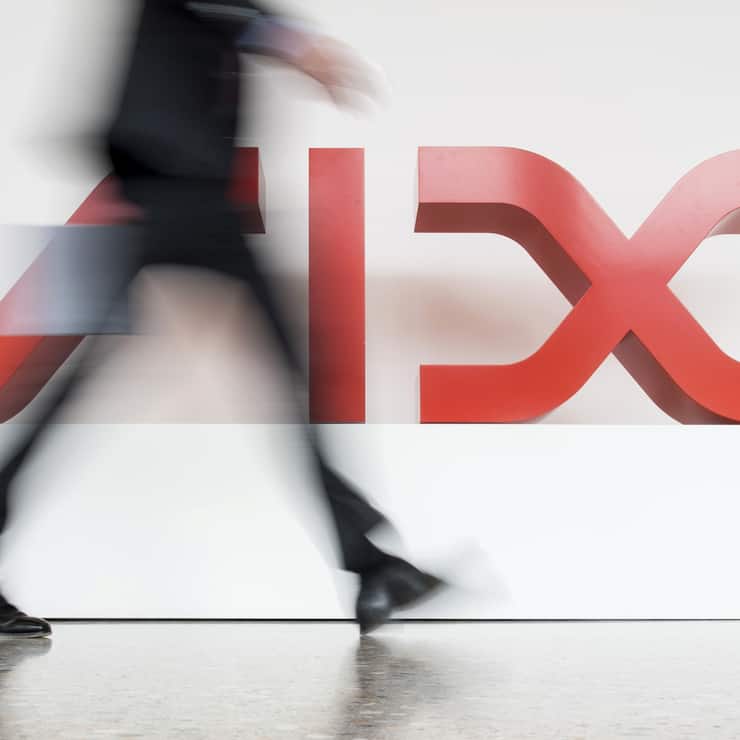 Menschen bewegen sich vor dem Logo der SIX Group, aufgenommen am Mittwoch, 21. Maerz 2018, in Zuerich. (KEYSTONE/Ennio Leanza)