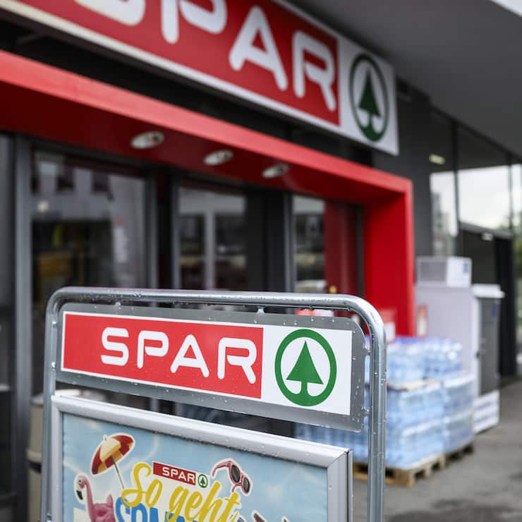 Das Logo und der Schriftzug des Detailhaendlers Spar auf einem Plakat vor der Filiale, fotografiert am Montag, 2. Juni 2025 in Liebefeld. Die suedafrikanische Spar Group will ihre Schweizer Tochterfirma verkaufen. (KEYSTONE/Christian Beutler)