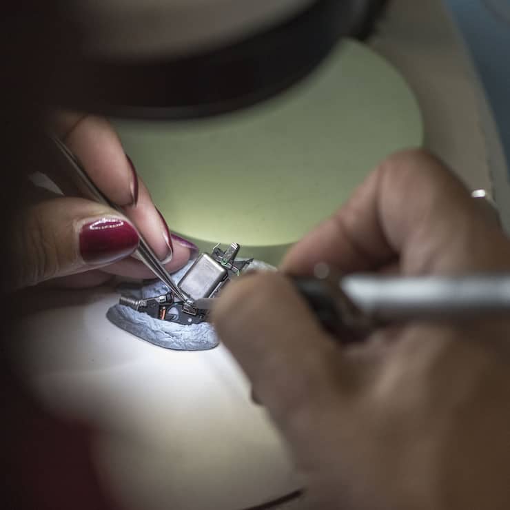 Der Hörgerätehersteller Sonova ist im ersten Halbjahr gewachsen und sieht sich auf Kurs zu den Jahreszielen. 