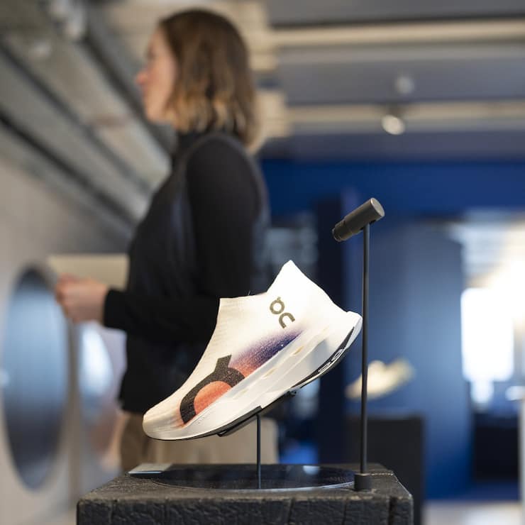 Sportschuhe von On werden in den Bueros von On ausgestellt, fotografiert am Mittwoch, 22. Januar 2025, am Hauptsitz von On in Zuerich. (KEYSTONE/Gaetan Bally)