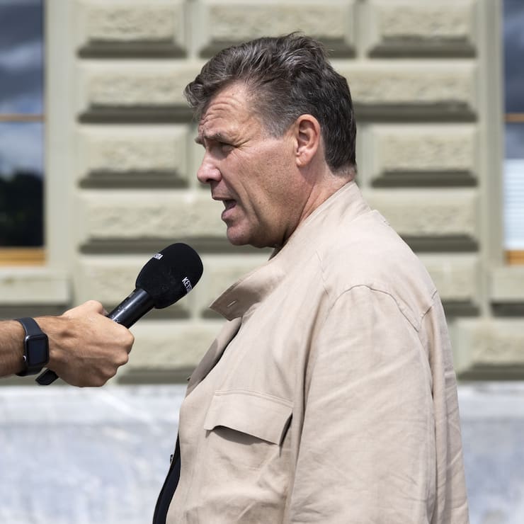 Alfred Gantner, Initiant und Mitglied des Initiativkomitees der Kompass-Initiative, gibt ein Interview bei der Einreichung der Kompass-Initiative, am Freitag, 29. August 2025, vor der Bundeskanzlei in Bern. (KEYSTONE/Peter Klaunzer)