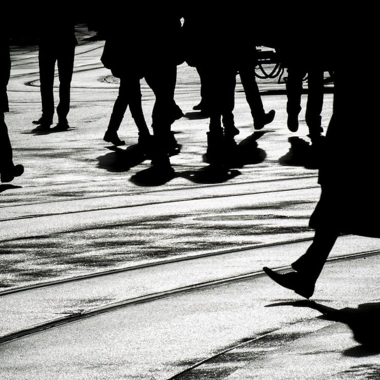 Menschen bewegen sich am Freitag, 24. Januar 2014, auf dem Paradeplatz in Zuerich. (KEYSTONE/Ennio Leanza)