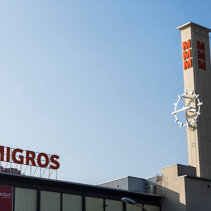 Am Turm der MMM-Migros-Filiale Langendorf zeigt eine Uhr die Zeit an, aufgenommen am 4. Maerz 2013 in Langendorf, Kt. Solothurn. (KEYSTONE/Gaetan Bally)