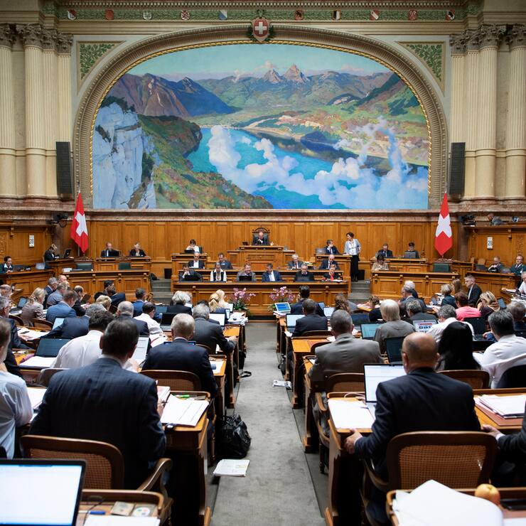 Parlamentarier debattieren im Nationalrat in Bern.
