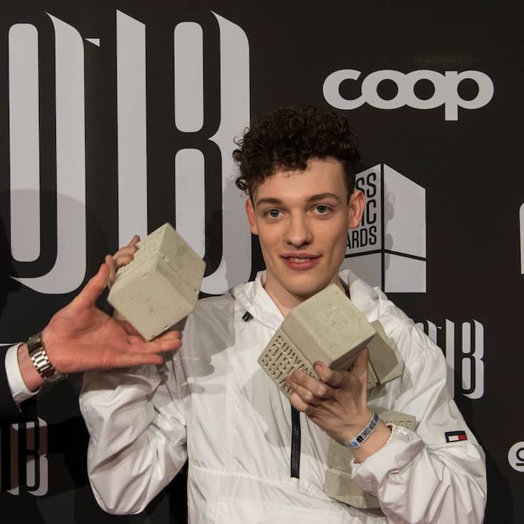 Musiker Nemo vor der Sponsorenwand im Zürcher Hallenstadion 2018
