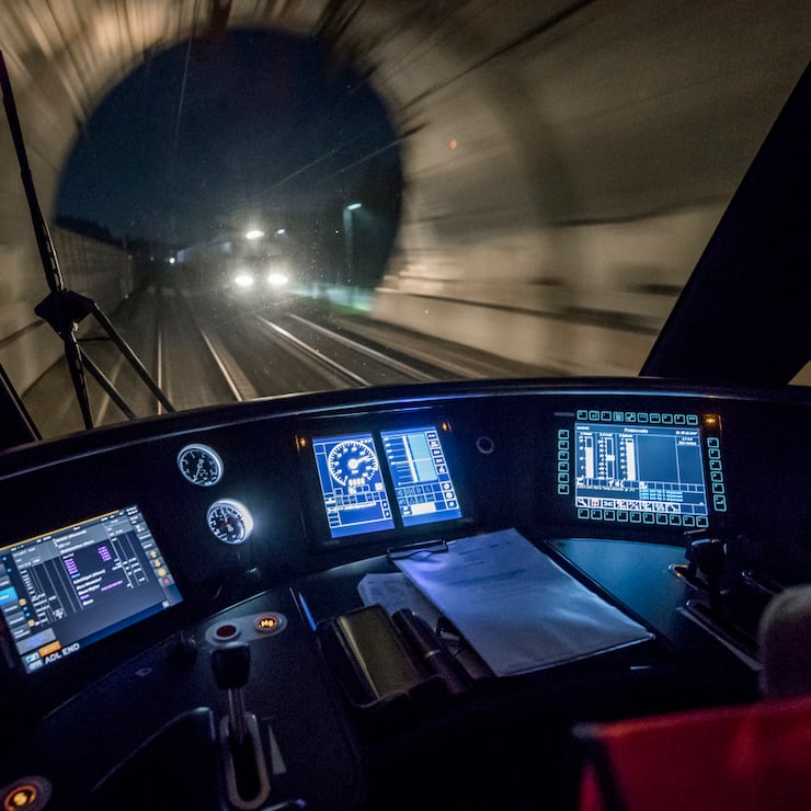 Testfahrt eines Schnellzuges mit neuem Assistenzleitsystem fuer Lokfuehrer am Dienstag, den 5. Dezember 2017, auf der SBB-Bahnstrecke zwischen Bern und Olten. (KEYSTONE/Christian Merz)