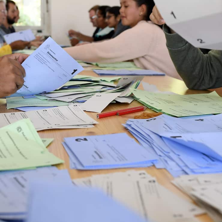 Auszaehlen von Stimmzetteln in einem Zuercher Wahllokal am Sonntag, 24. September 2017. (KEYSTONE/Walter Bieri)