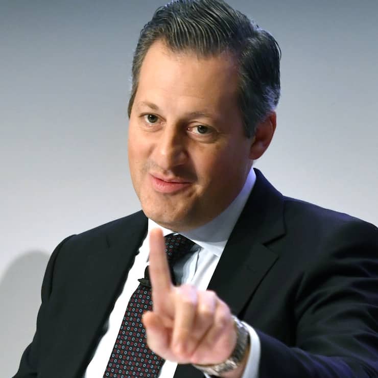 Boris F.J.Collardi, CEO Julius Baer orientiert an einer Medienkonferenz in Zuerich am Mittwoch, 1. Februar 2017 ueber das vergangene Geschaeftsjahr. Die Privatbanken-Gruppe Julius Baer machte 2016 mehr Gewinn als im Vorjahr. Zudem stiegen die verwalteten Vermoegen um 12 Prozent auf den neuen Rekordstand 336 Milliarden Franken. (KEYSTONE/Walter Bieri)
