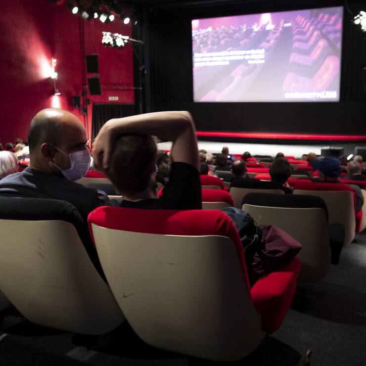 Des personnes s'installent avant de visioner le film "L'?le aux oiseaux" dans la salle de projection du Cinema CityClub le jour de sa reouverture lors de la pandemie de Coronavirus (Covid-19) ce samedi 6 juin 2020 a Pully pres de Lausanne. (KEYSTONE/Laurent Gillieron)