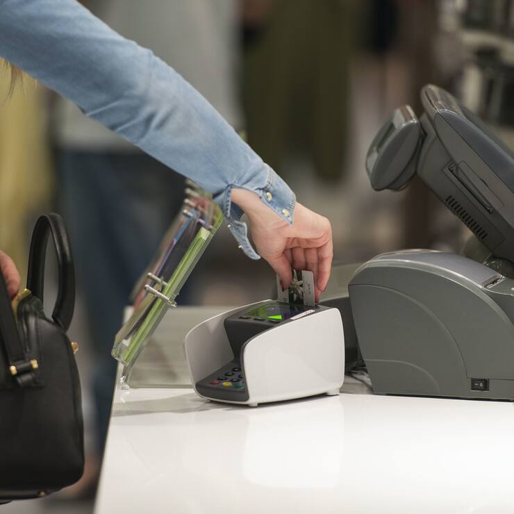 A client pays with credit card in the branch of the clothing company Chicoree in the Emmen Center in Emmenbruecke, Switzerland, on April 17, 2014. (KEYSTONE/Christian Beutler)Eine Kundin bezahlt mit einer Kreditkarte in der Filiale der Modehauskette Chicoree im Emmen Center in Emmenbruecke, Schweiz, am 17. April 2014. (KEYSTONE/Christian Beutler)