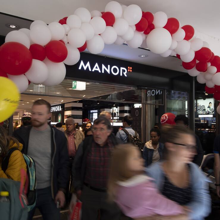 Kunden waehrend der offiziellen Eroeffnung des neuen Manor Store, am Donnerstag, 25. April 2019 in Bern. (KEYSTONE/Anthony Anex)