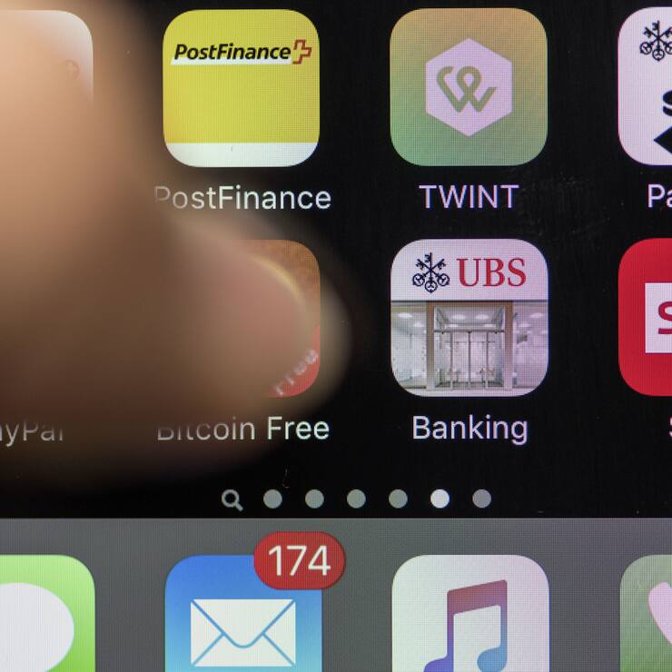 The UBS Mobile Banking app, an e-banking application by Swiss bank UBS, photographed on a smart phone in Zurich, Switzerland, on January 5, 2016. (KEYSTONE/Christian Beutler) Die UBS Mobile Banking App, eine E-Banking Applikation, aufgenommen auf einem Smartphone am 5. Januar 2016 in Zurich. (KEYSTONE/Christian Beutler)