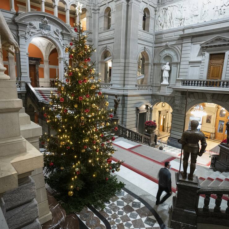 Der traditionelle Weihnachtsbaum schmueckt die Eingangshalle an der Wintersession der Eidgenoessischen Raete, am Mittwoch, 2. Dezember 2020 im Bundeshaus in Bern. (KEYSTONE/Alessandro della Valle)