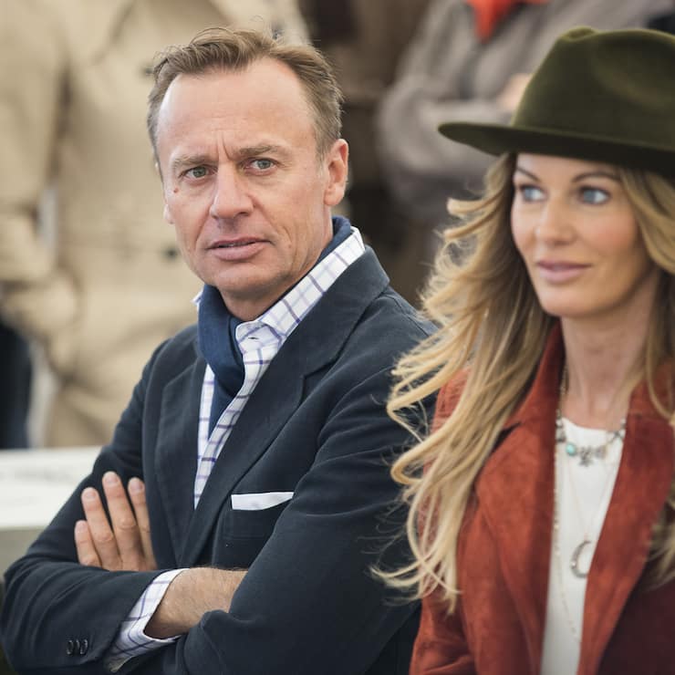 Kirsty Bertarelli, droite, et Ernesto Bertarelli, gauche, lors de l'inauguration officielle du prac animalier de La Garenne ce jeudi 7 avril 2016 a Le Vaud. Apres la reouverture le 19 mars dernier, ce ne sont pas moins de 25'000 visiteurs qui ont frequente la Garenne au cours des vingt premiers jours, dont 6'000 durant le premier week-end. (KEYSTONE/Cyril Zingaro)