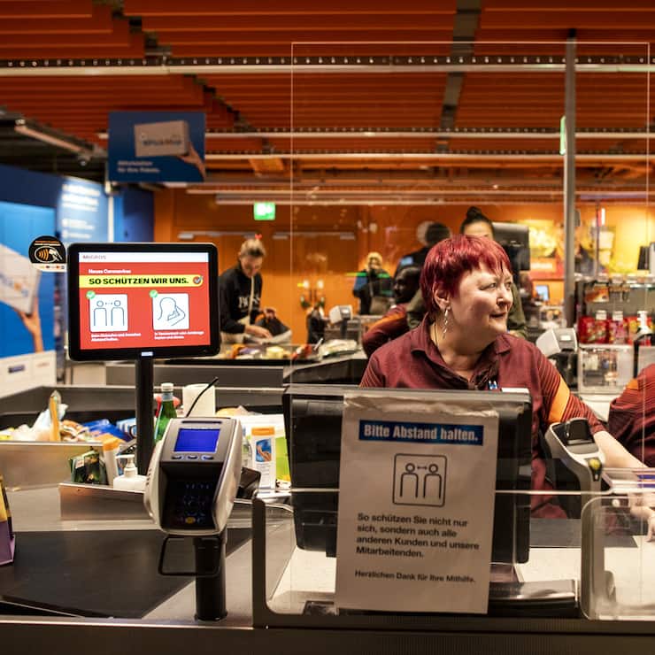 Cornelia Portenier arbeitet in der Migros am Limmatplatz in Zuerich, am Freitag, 20. Maerz 2020. (KEYSTONE/Alexandra Wey)