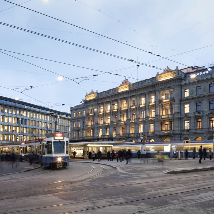 Trams and passers-by at Paradeplatz square with the headquarters of the Swiss banks UBS, left, and Credit Suisse, right, in the background, in Zurich, Switzerland, on February 4, 2019. (KEYSTONE/Gaetan Bally)Trams und Passanten am Paradeplatz mit dem Hauptsitz der UBS, links, und Credit Suisse, rechts, im Hintergrund, am 4. Februar 2019 in Zuerich. (KEYSTONE/Gaetan Bally)