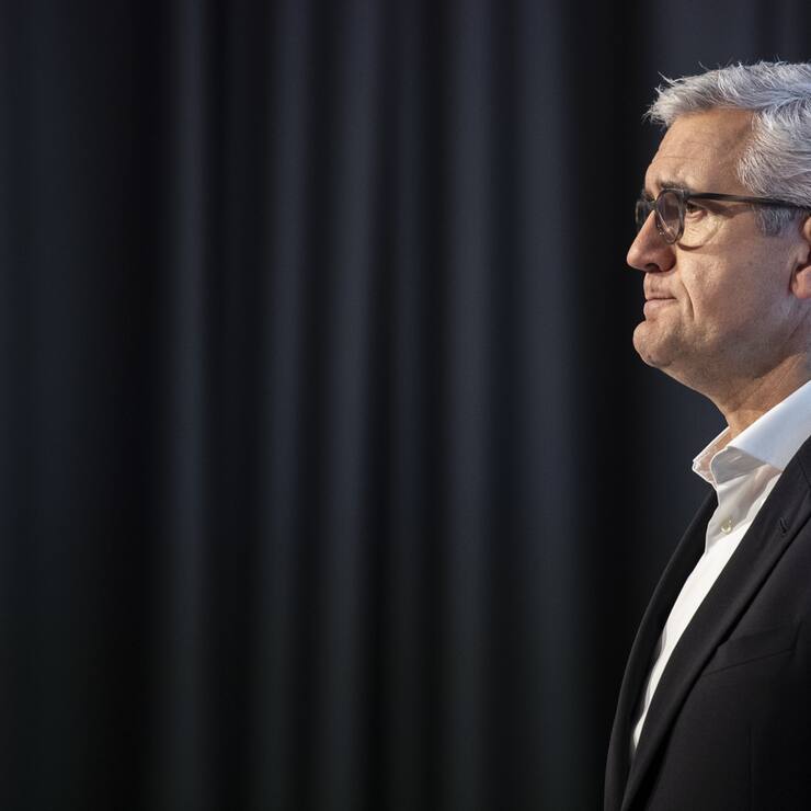 ARCHIVBILD --- ZUM RUECKTRITT PER SOFORT VON ABB CEO ULRICH SPIESSHOFER STELLEN WIR IHNEN FOLGENDES BILDMATERIAL ZUR VERFUEGUNG --- Ulrich Spiesshofer, CEO of ABB, speaks during a press conference about the divestment of ABBs power grid division to the Japanese company Hitachi, on Monday, December 17, 2018, in Zurich, Switzerland. Under the terms of the agreement, ABB will receive 7.6 to 7.8 billion US dollars for 80 percent of its grid business. (KEYSTONE/Ennio Leanza).